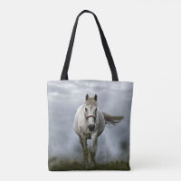 Cheval blanc courant vers vous