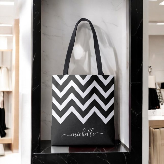 Tote Bag Chevrons noirs et blancs avec Monogramme (Personalize this custom tote with your name.)