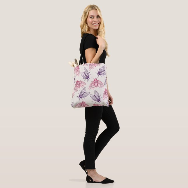 Tote Bag Cicada Botanical Pattern Cream Pink Purple (Sur le modèle)