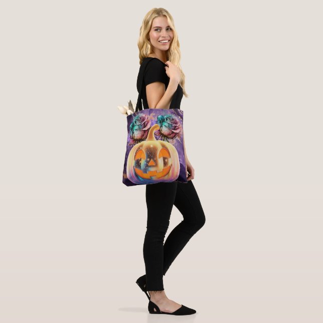 Tote Bag Citrouille et Roses d'Halloween violet (Sur le modèle)