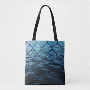 Tote Bag Corps d'eau devant la clôture de la chaîne