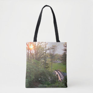 Tote Bag Coucher de soleil sur Rainbow Bridge à Grove City