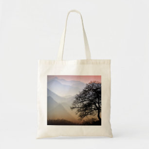Tote Bag Coucher du soleil fumeux de montagne de la route