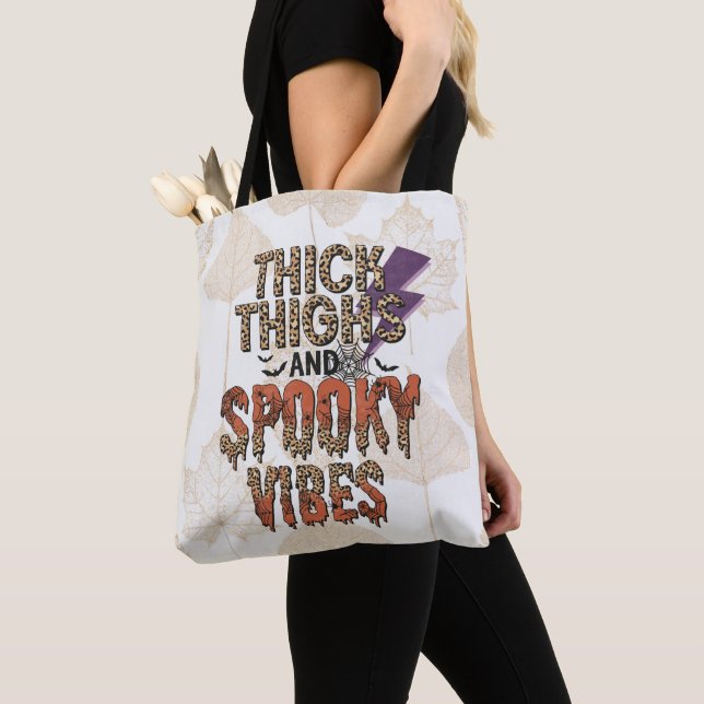 Tote Bag Cuisse épaisse et Vibes Éffrayantes Halloween en o (De près)