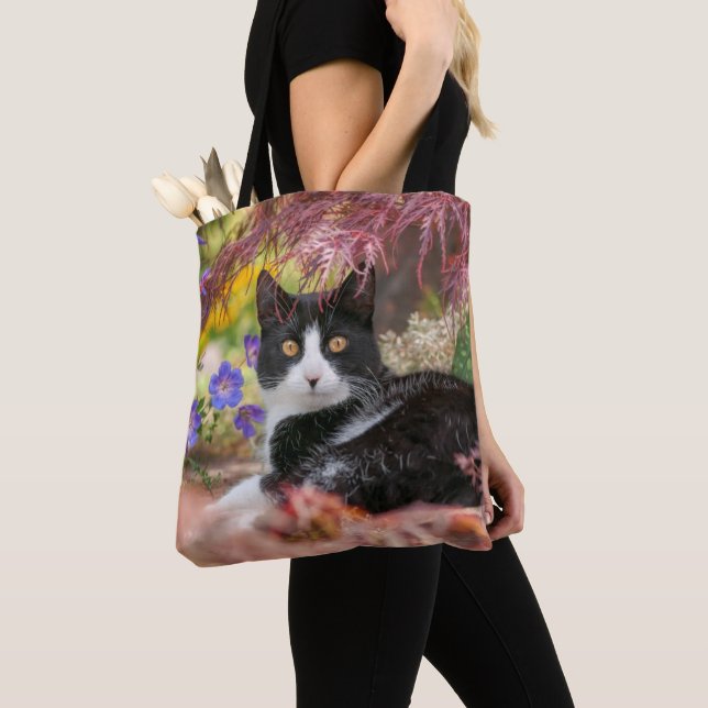 Tote Bag Cute chat noir blanc reposant sous un érablière - (De près)