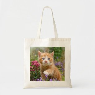 Tote Bag Cute chaton gingembre dans un jardin jouant avec u