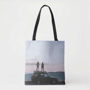 Tote Bag Deux femmes debout sur le toit de la voiture