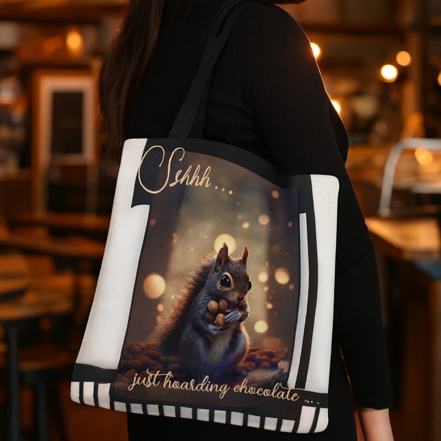Tote Bag Écureuil chocoholique au chocolat amusant (Funny cute tote bag featuring a squirrel gathering nuts on an abstract design.)