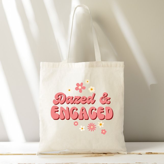Tote Bag Étourdie et fiancée groovy rétro daisy enterrement (Dazed and engaged groovy retro daisy bachelorette party tote bag bachelorette favors bridesmaid gift)