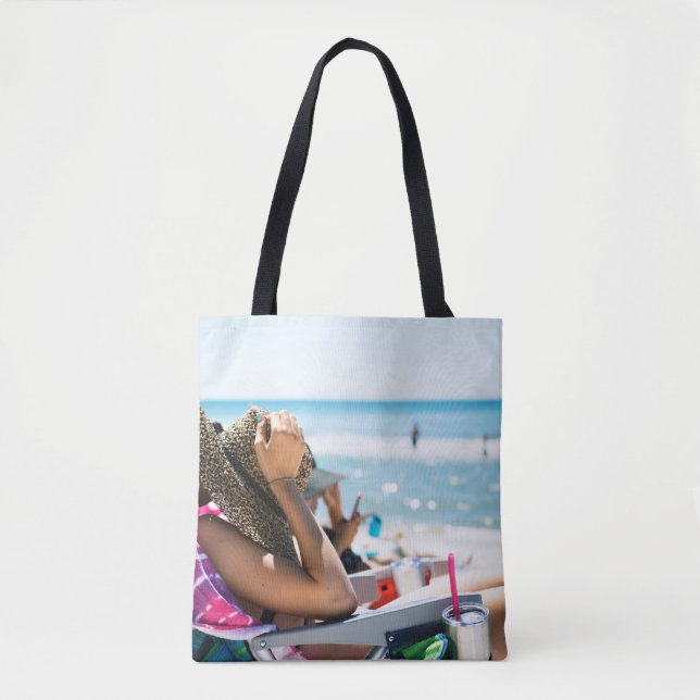 Tote Bag Femme allongée sur une chaise longue qui couvre so (Devant)