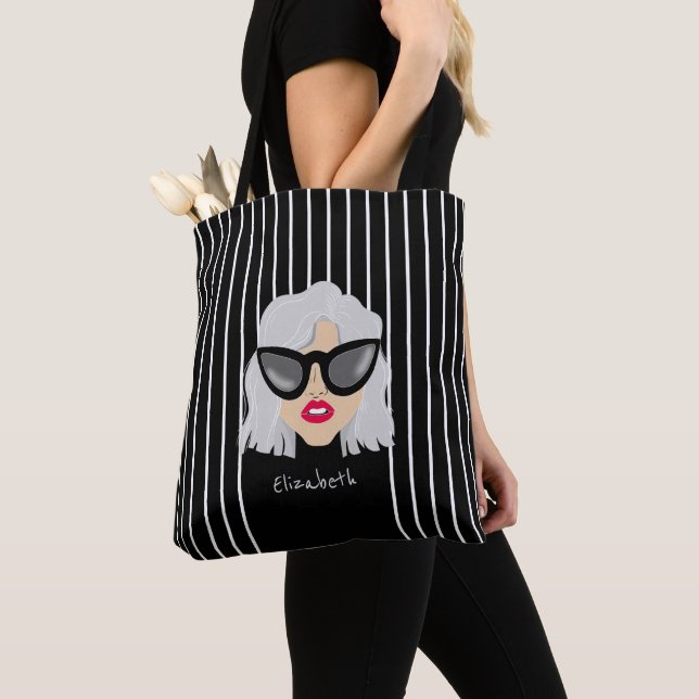 Tote Bag Femme aux cheveux gris avec des lunettes et nom pe (De près)