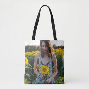 Tote Bag Femme debout sur le terrain de tournesol