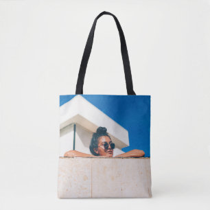Tote Bag Femme portant des lunettes de soleil noires