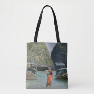 Tote Bag Femme sur le plan d'eau entre les bateaux marrons