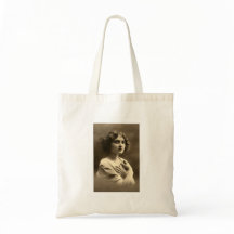 femme victorienne les bras croisés