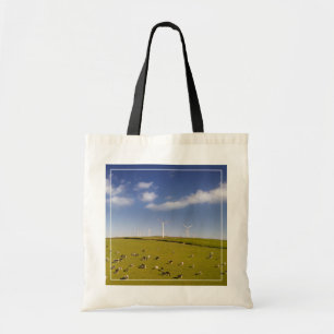 Tote Bag Fermes   Vaches près de la ferme de moulin à vent