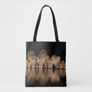 Tote Bag Fierté de lions buvant au point d'eau la nuit