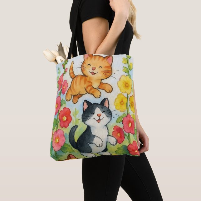 Tote Bag Frolicking Country Cats in Garden (De près)