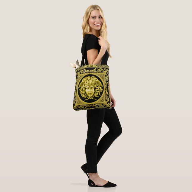 Tote Bag Golden Medusa (Sur le modèle)