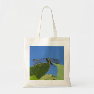 Tote Bag Gros plan d'une libellule sur un ciel bleu vif