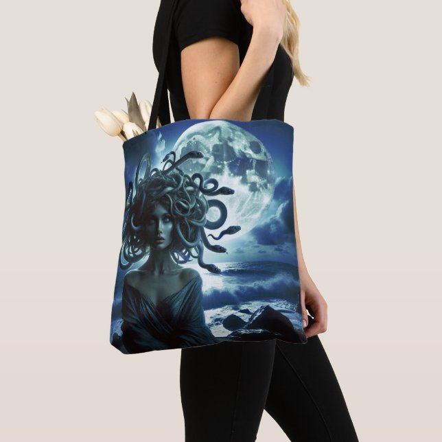 Tote Bag Jeune jolie méduse par la lune et l'océan (De près)