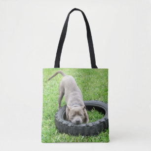 Tote Bag Jeune Staffy mâle jouant avec son pneu,
