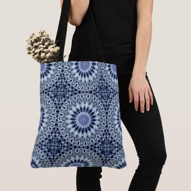 Tote Bag Kaleidoscope Mandala Motif Bleu et Blanc (De près)
