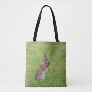 Tote Bag Lapin debout dans l'herbe et l'air timide