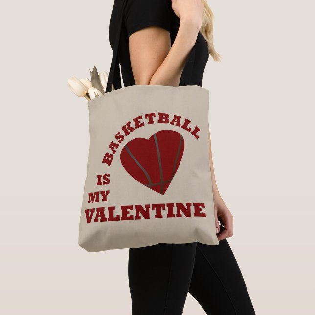 Tote Bag le basket-ball est ma valentine au coeur rouge (De près)