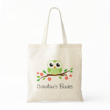 Le hibou vert mignon sur la branche a personnalisé