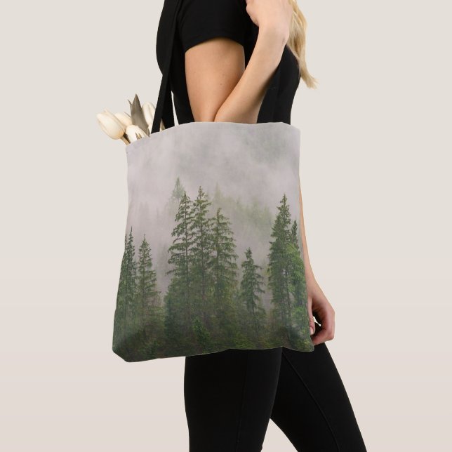 Tote Bag Les arbres de la forêt de Foggy (De près)