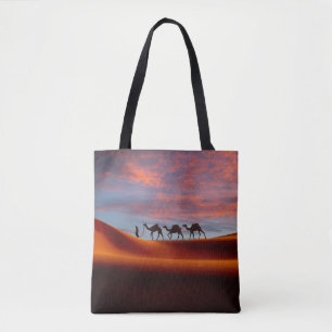 Tote Bag Les déserts   Homme et chameaux dans les dunes de 