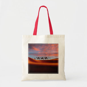 Tote Bag Les déserts   Homme et chameaux dans les dunes de 