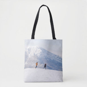 Tote Bag Les gens s'amusent et courent dans les montagnes
