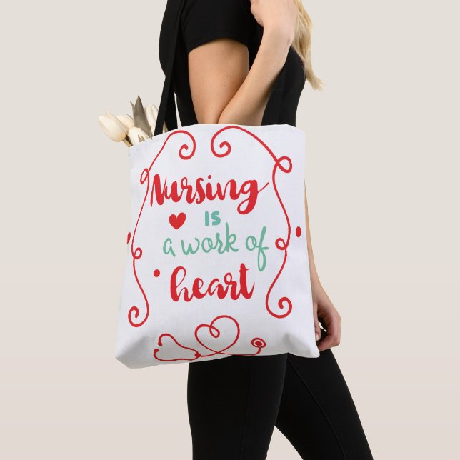 Tote Bag Les soins infirmiers sont une oeuvre de coeur (De près)