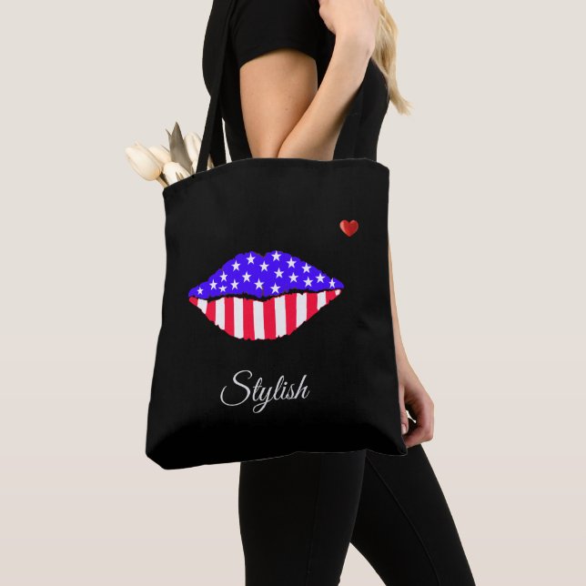 Tote Bag Lèvres et calligraphie stylées du drapeau américai (De près)