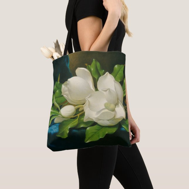 Tote Bag Magnolias géantes sur un tissu bleu de velours, (De près)