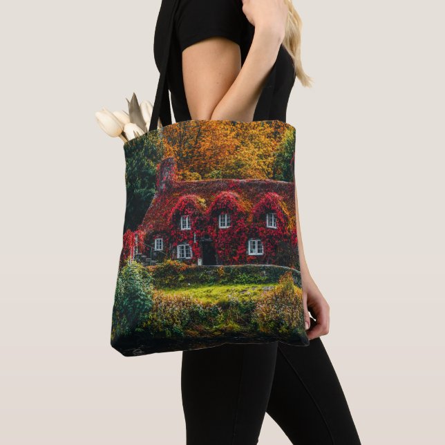 Tote Bag Maison de campagne avec vignes rouges Couvrant la  (De près)