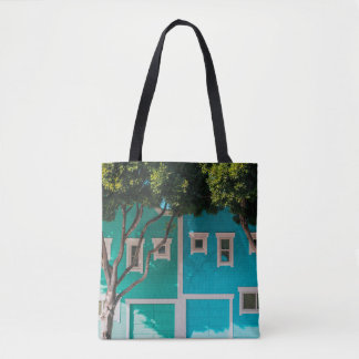 Tote Bag Maisons vertes et bleues à côté des arbres sur le 