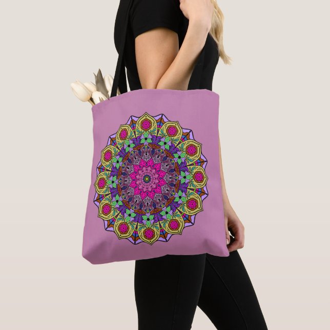 Tote Bag Mandala 12 Mustard aux fleurs roses sur Mauve - (De près)