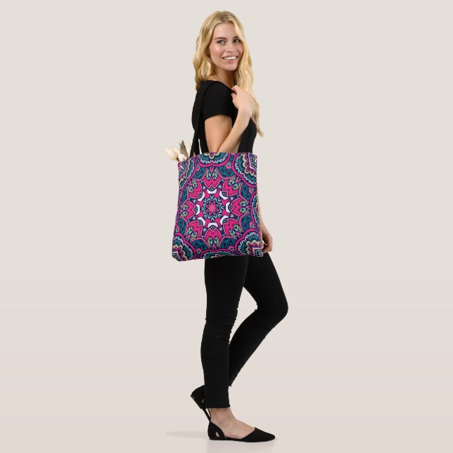 Tote Bag Mandala géométrique bleu, vert, rose et violet (Sur le modèle)