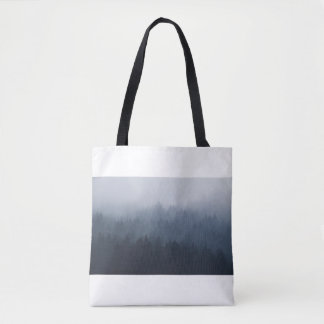 TOTE BAG MONTAGNE AVEC FORÊT DANS LE BROUILLON