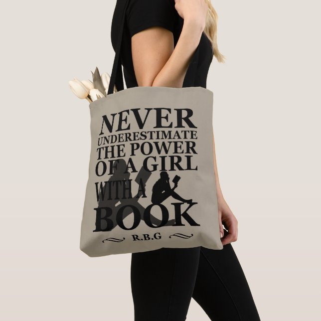 Tote Bag Ne sous-estimez jamais le pouvoir d'une fille avec (De près)