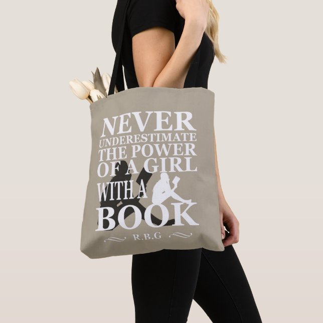 Tote Bag Ne sous-estimez jamais le pouvoir d'une fille avec (De près)