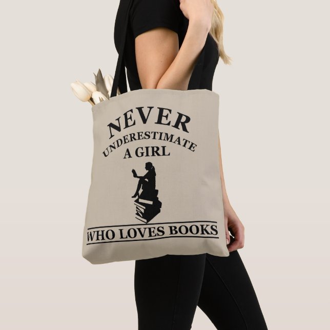 Tote Bag ne sous-estimez jamais une fille qui aime les livr (De près)