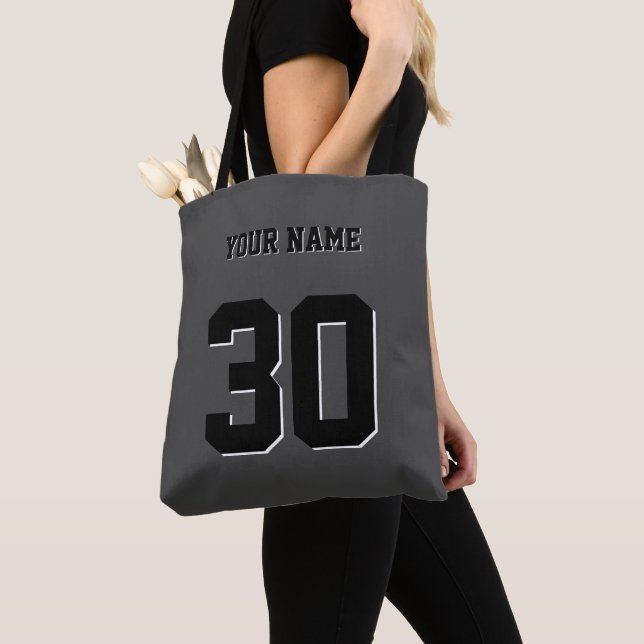 Tote Bag Numéro et nom personnalisés en noir simple (De près)