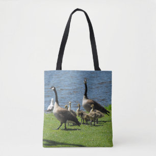 Tote Bag Oies du Canada sur l'herbe par l'eau