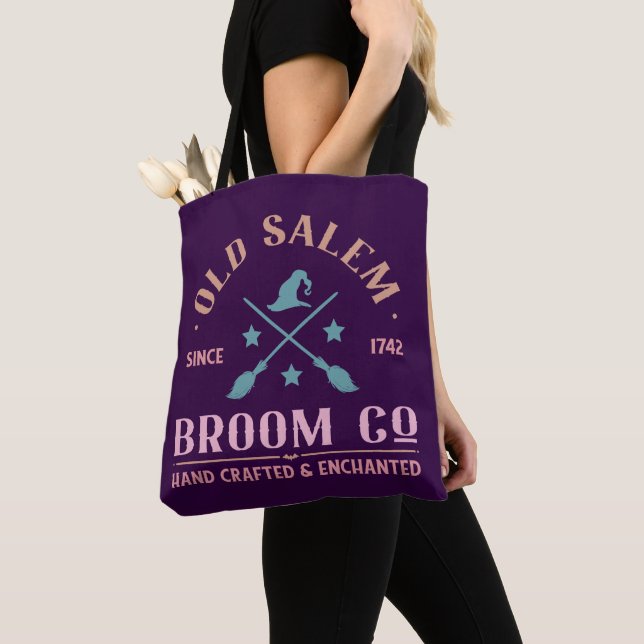 Tote Bag Old Salem Broom Co Enchantée Depuis 1742 Halloween (De près)