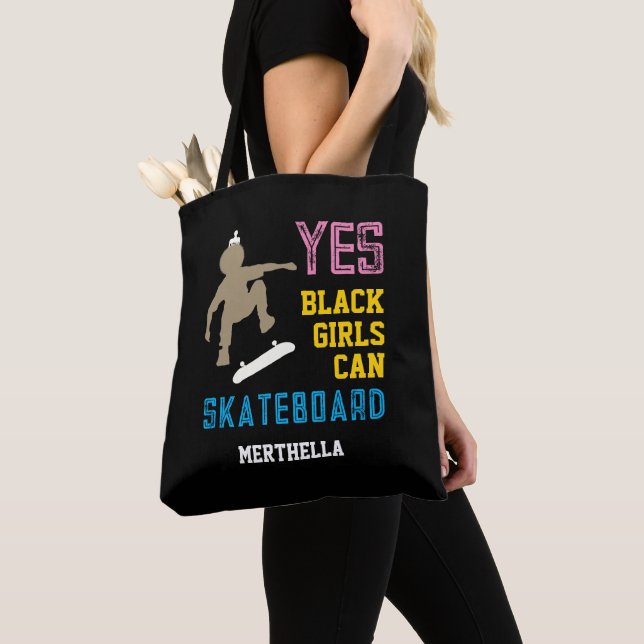 Tote Bag OUI LES FILLES PEUVENT SKATEBOARD Retro Afro Skate (De près)