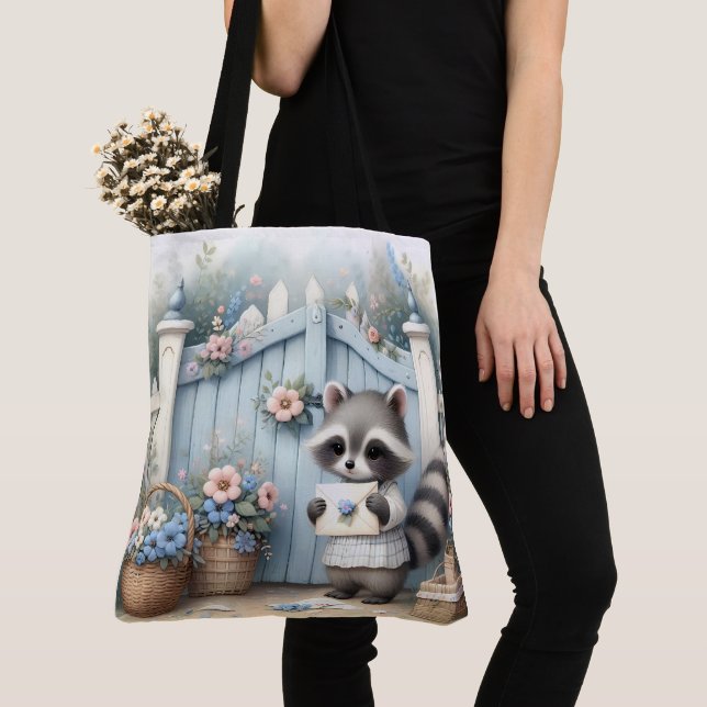 Tote Bag Pastel Raccoon Letter Garden (De près)